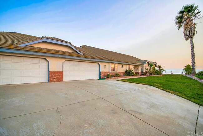 Building Photo - 7380 Live Oak Dr