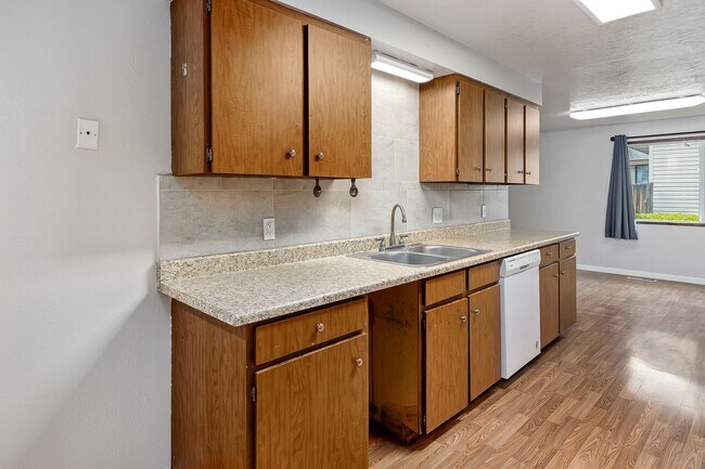 Building Photo - 3 bed, 2 bath