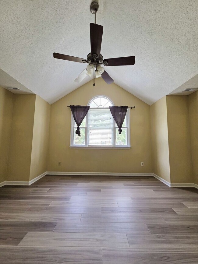 Building Photo - Well maintained 2 story home in Providence Creek Subdivision
