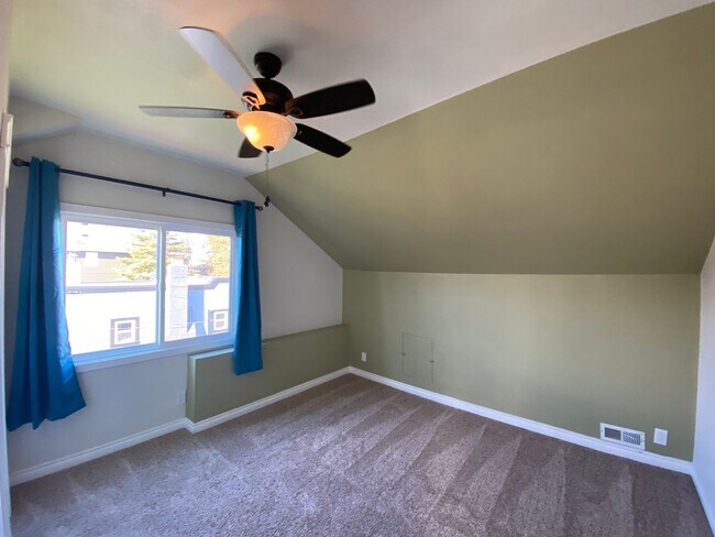 Building Photo - Ballard Loyal Heights Home
