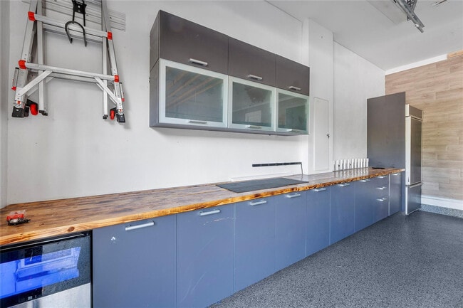 Building Photo - 3270 NE 15th St