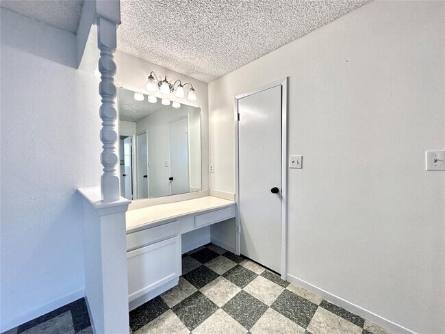 Building Photo - 6115 Briar Terrace Dr