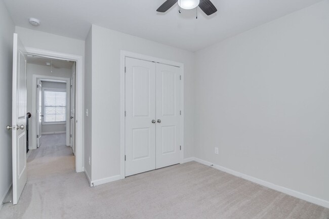 Building Photo - 3 Bedroom 2.5 Bath Townhouse