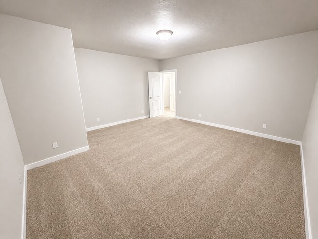 Building Photo - Beautiful 5-bedroom home is a must see!!