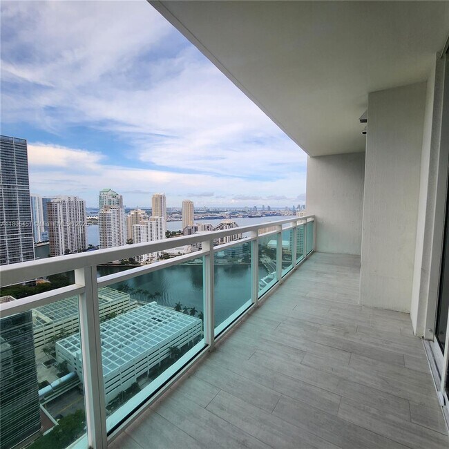 Building Photo - 950 Brickell Bay Dr