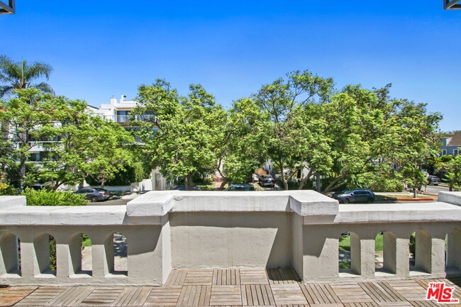 Building Photo - 807 Croft Ave