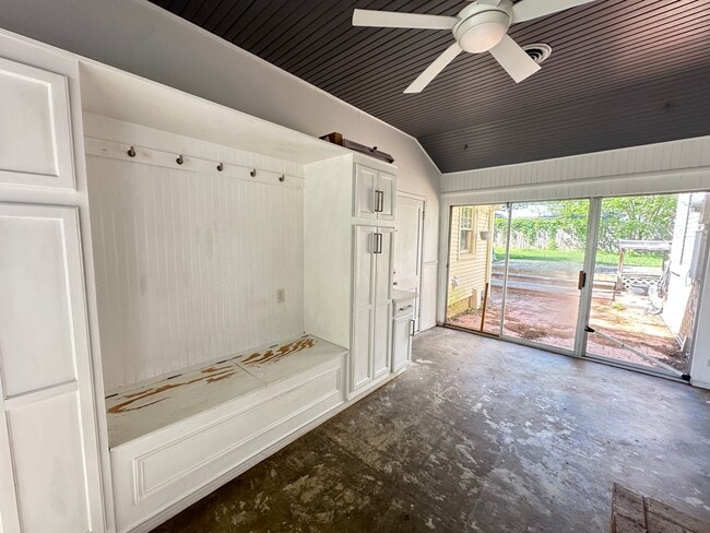 Building Photo - Spacious 2 Bedroom