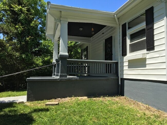 Building Photo - Charming Two Bedroom Gem in West Cincy!