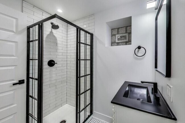 Building Photo - 3 bedroom in Chicago IL 60657