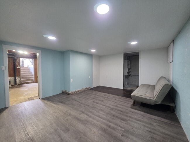 Building Photo - 1060-KE1060 15th St NE