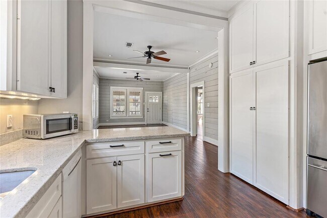 Building Photo - 809 Woodrow St