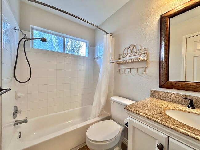 Building Photo - 609 N Cascades Ave