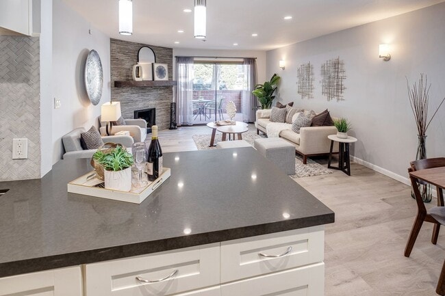 Building Photo - Advent - Low Deposit W/ Laundry & Parking!