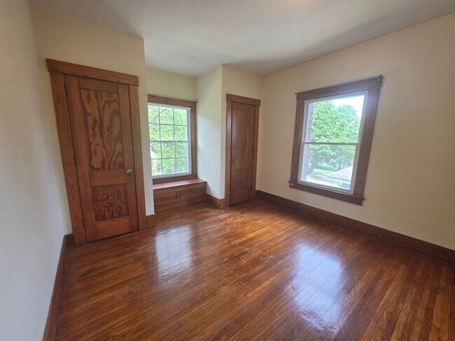 Building Photo - Kent Ohio 2 Bedroom 1.5 Bath 2 Bonus Rooms.