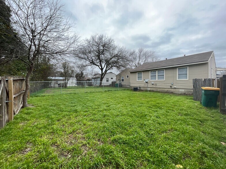 Building Photo - 109/111 E Comay Cir