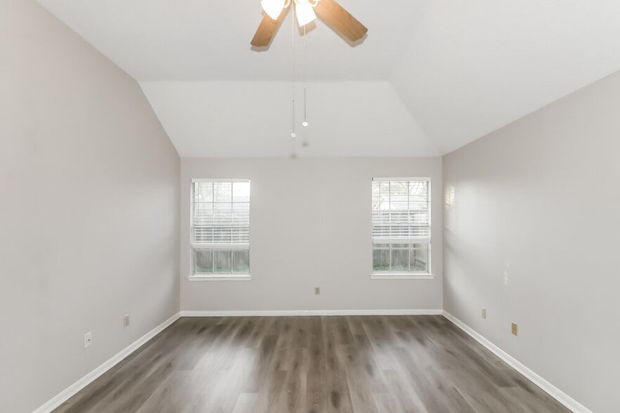 Building Photo - 16907 Dusty Mill Dr E