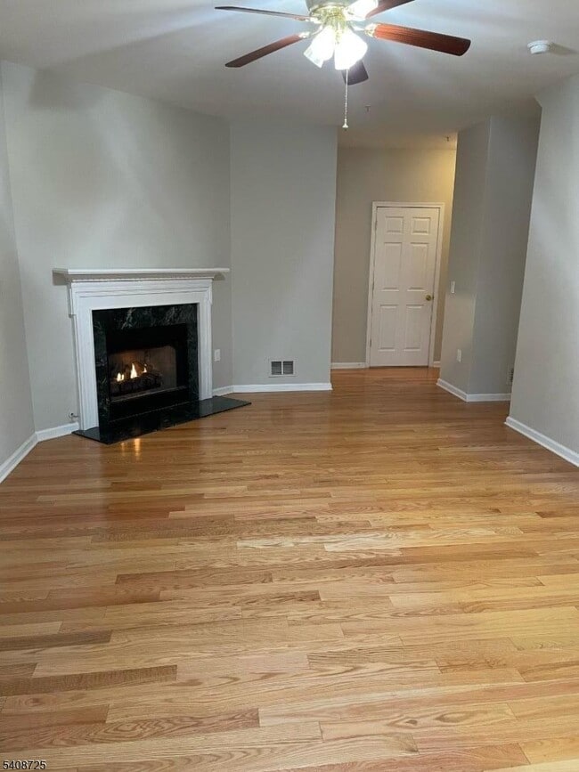 Building Photo - 301 Pinelli Dr