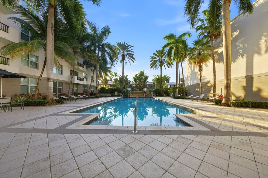 Building Photo - 2421 NE 65th St