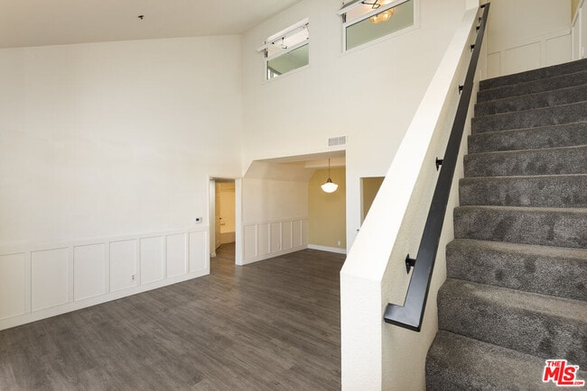 Building Photo - 13801 Oxnard St