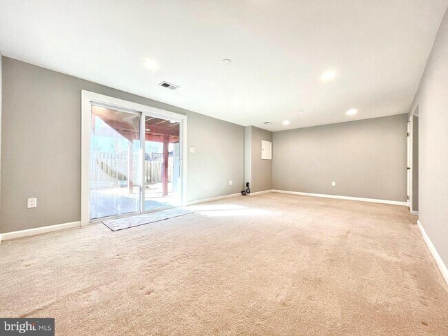 Building Photo - 27 Chantilly Ct