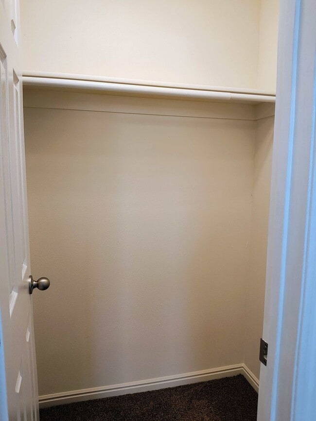 Building Photo - Great 3 Bd 2.5 Bath Townhome