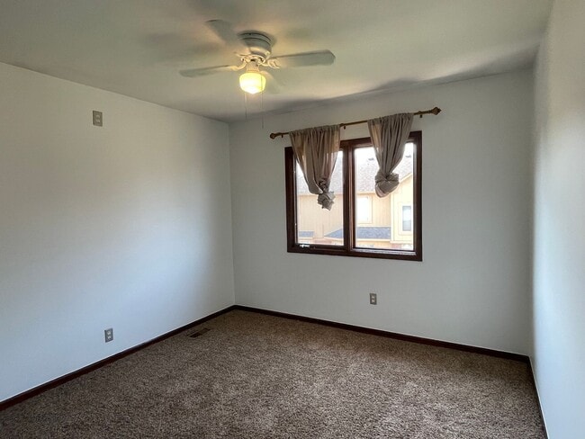 Building Photo - Clinton Twp Home-4-Bedroom, 2.5 Baths, Lau...