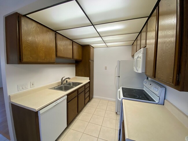 Building Photo - Torrance: 1 Bed 1 Bath Condo - 1 Carport S...