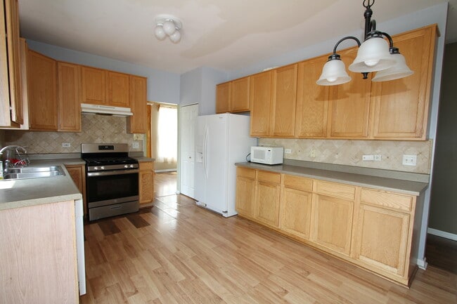 Building Photo - 24313 White Oak Dr