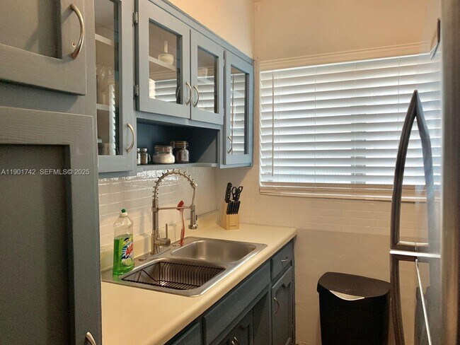 Building Photo - 825 Euclid Ave