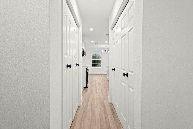 Building Photo - 6000 Cool Springs Dr