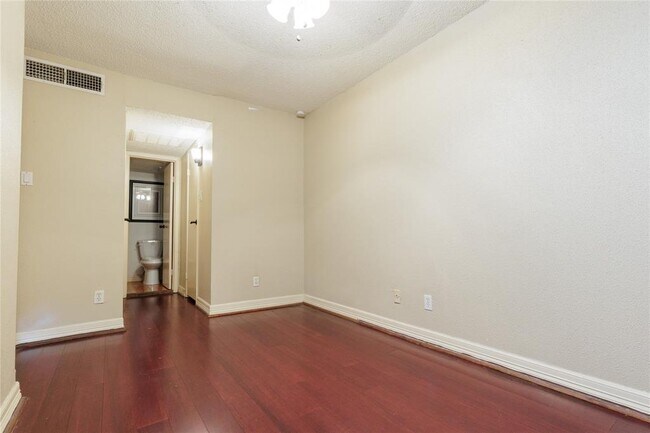 Building Photo - 2818 S Bartell Dr