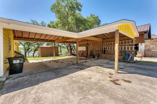 Building Photo - 2388 Lakeshore Dr