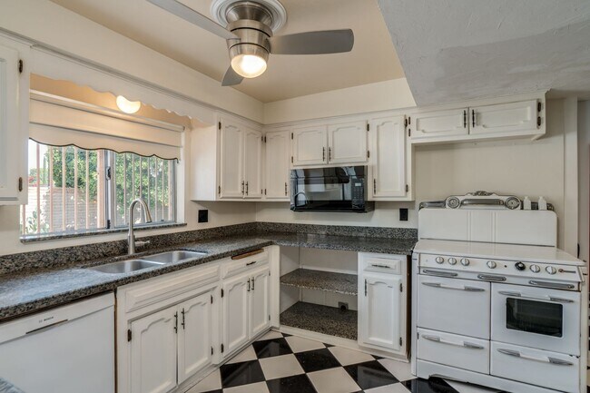Building Photo - Great East Side Location 4 Bed/2 Bath Home