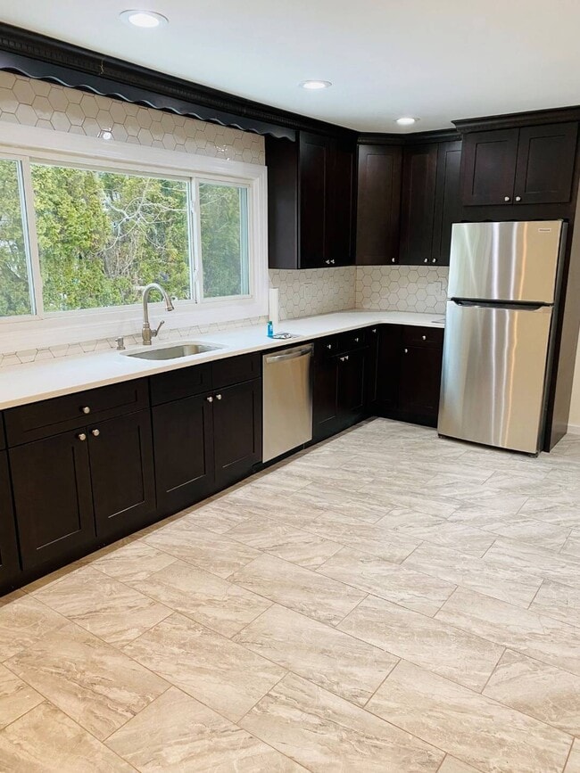 Building Photo - 75 Elm Ave