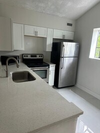 Building Photo - 610 Gardens Dr