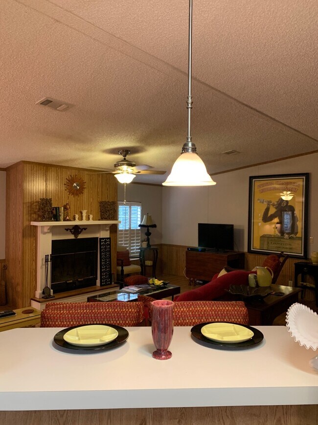 Building Photo - Furnished spacious 3/2.5 home. Corporate a...