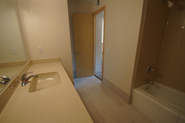 Building Photo - Newly Renovated Top-Floor One-Bedroom with East-Facing Balcony