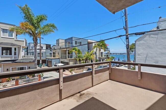 Building Photo - Mission Beach. 3 bedroom, 2.5 bath, 2 car garage,