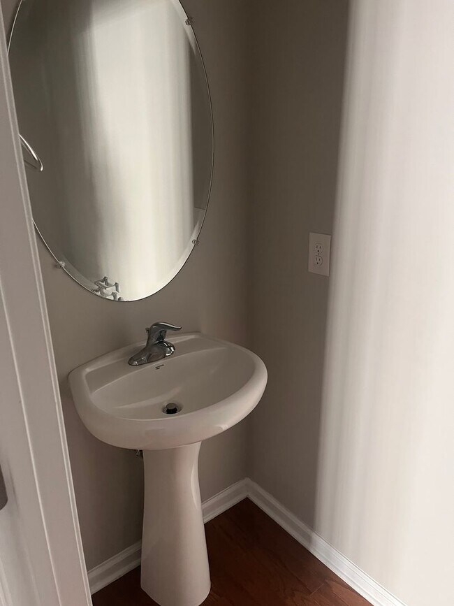 Building Photo - Spacious 2BR/3BA Townhome in Rennaisance Park near Downtown Raleigh