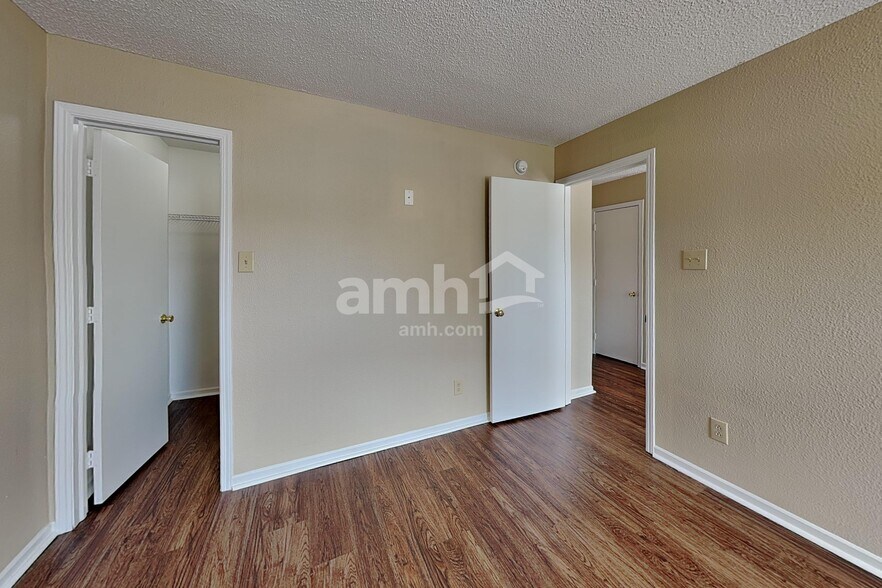 Building Photo - 14470 Forsythia Ln