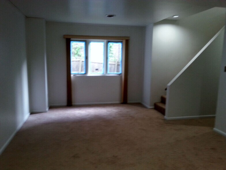 Living room - 507 N Neville St