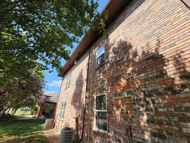 Building Photo - 1015 E Hurd St