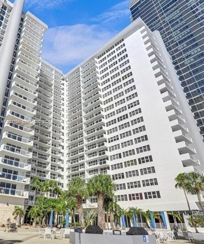 Building Photo - 2030 S Ocean Dr
