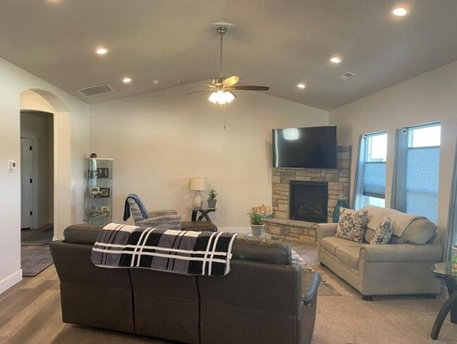 Building Photo - 1335 N 200 E