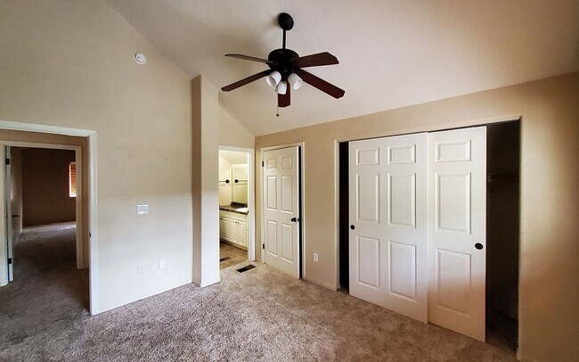 Building Photo - 107 W Sherwood Dr