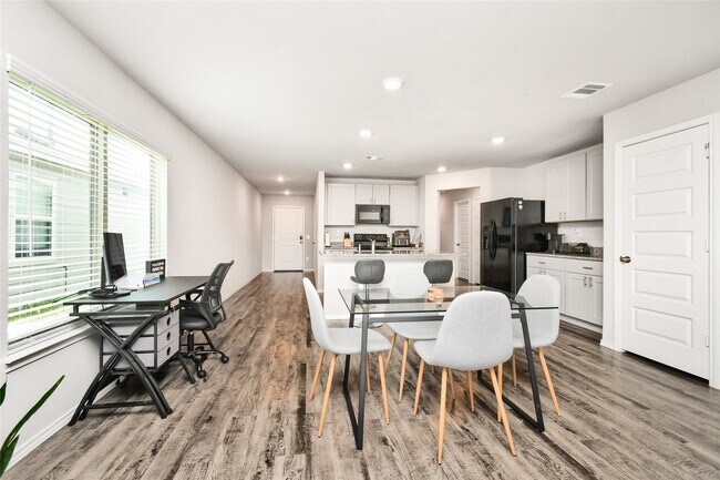 Building Photo - 7915 Meadow Cranesbill Ln