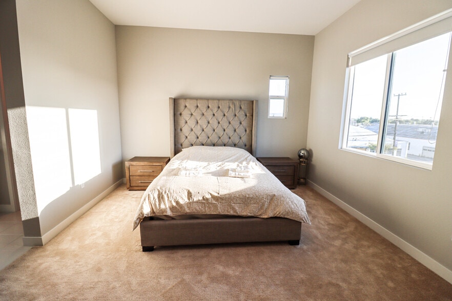 Building Photo - 2049 W Rosecrans Ave