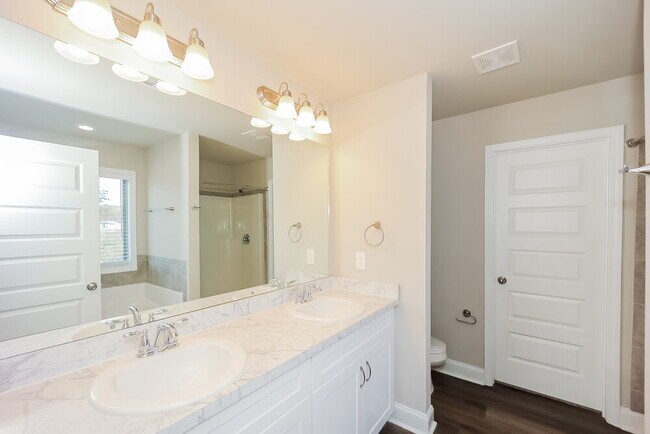 Building Photo - 425 Flowery Branch Ct