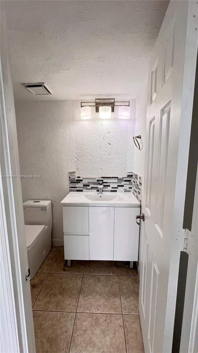 Building Photo - 984 W 40th St