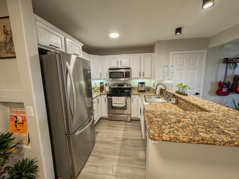 Building Photo - 5252 Balboa Arms Dr